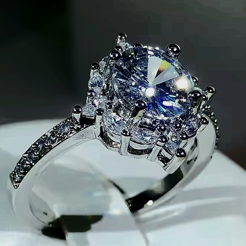 Elegant Silver Ring with Sparkling Gemstone